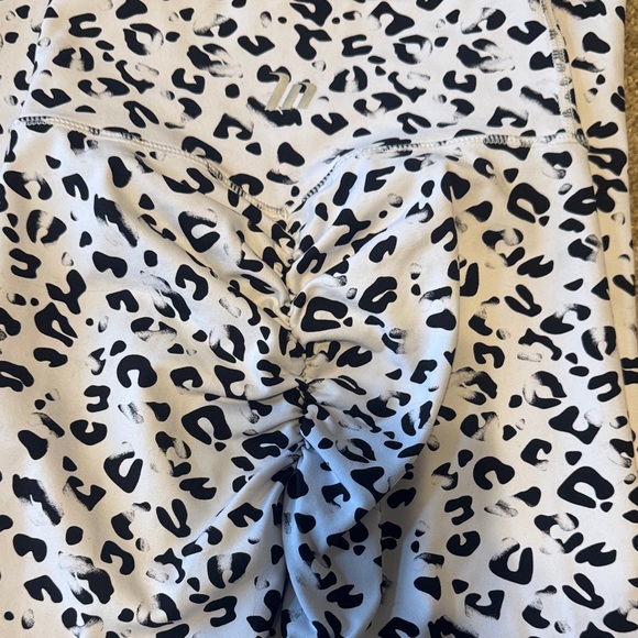 Chic Leopard Print - Picture 3 of 3